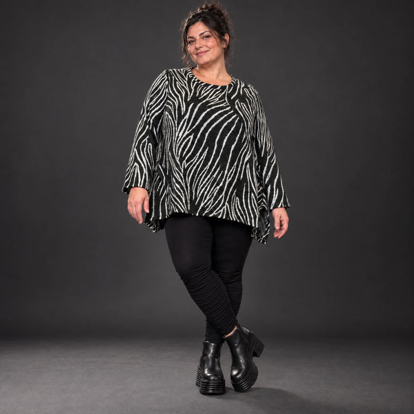 Langarmshirt in Schwarz/Weiß aus weichem Feinstrick mit Rundhalsausschnitt in A-Linie