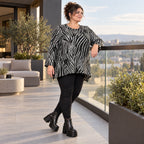 Langarmshirt in Schwarz/Weiß aus weichem Feinstrick mit Rundhalsausschnitt in A-Linie