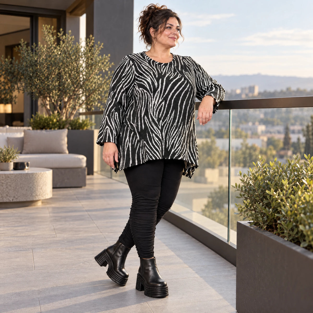 Langarmshirt in Schwarz/Weiß aus weichem Feinstrick mit Rundhalsausschnitt in A-Linie
