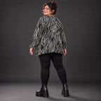 Langarmshirt in Schwarz/Weiß aus weichem Feinstrick mit Rundhalsausschnitt in A-Linie