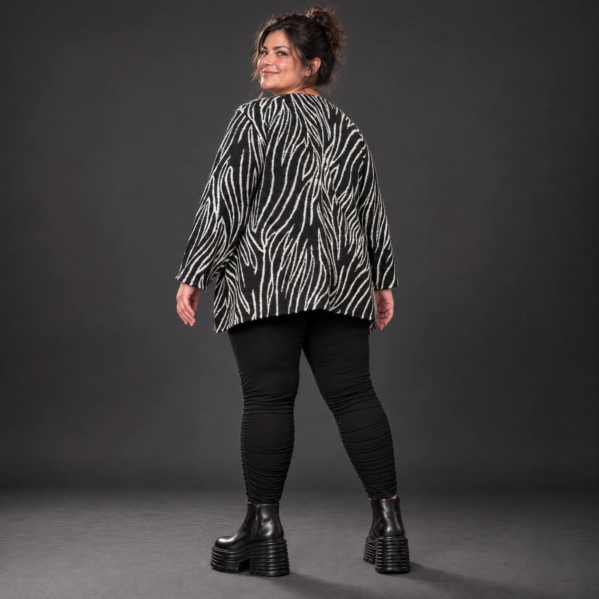 Langarmshirt in Schwarz/Weiß aus weichem Feinstrick mit Rundhalsausschnitt in A-Linie