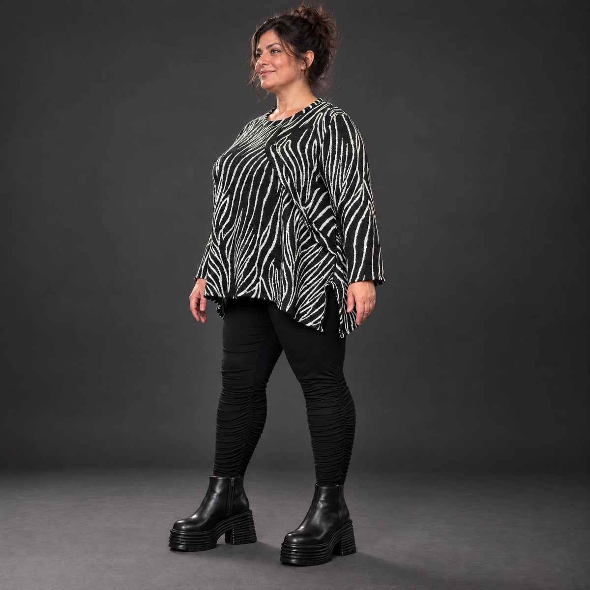 Langarmshirt in Schwarz/Weiß aus weichem Feinstrick mit Rundhalsausschnitt in A-Linie
