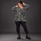 Langarmshirt in Schwarz/Weiß aus weichem Feinstrick mit Rundhalsausschnitt in A-Linie