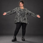 Langarmshirt in Schwarz/Weiß aus weichem Feinstrick mit Rundhalsausschnitt in A-Linie