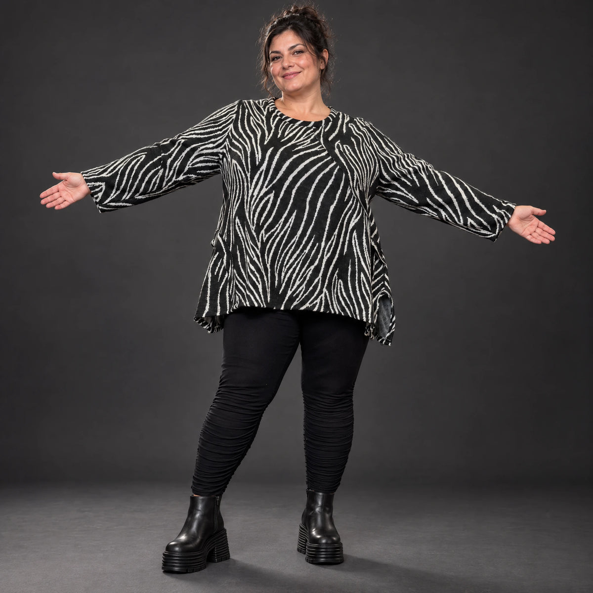 Langarmshirt in Schwarz/Weiß aus weichem Feinstrick mit Rundhalsausschnitt in A-Linie