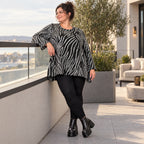Langarmshirt in Schwarz/Weiß aus weichem Feinstrick mit Rundhalsausschnitt in A-Linie