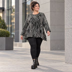 Langarmshirt in Schwarz/Weiß aus weichem Feinstrick mit Rundhalsausschnitt in A-Linie