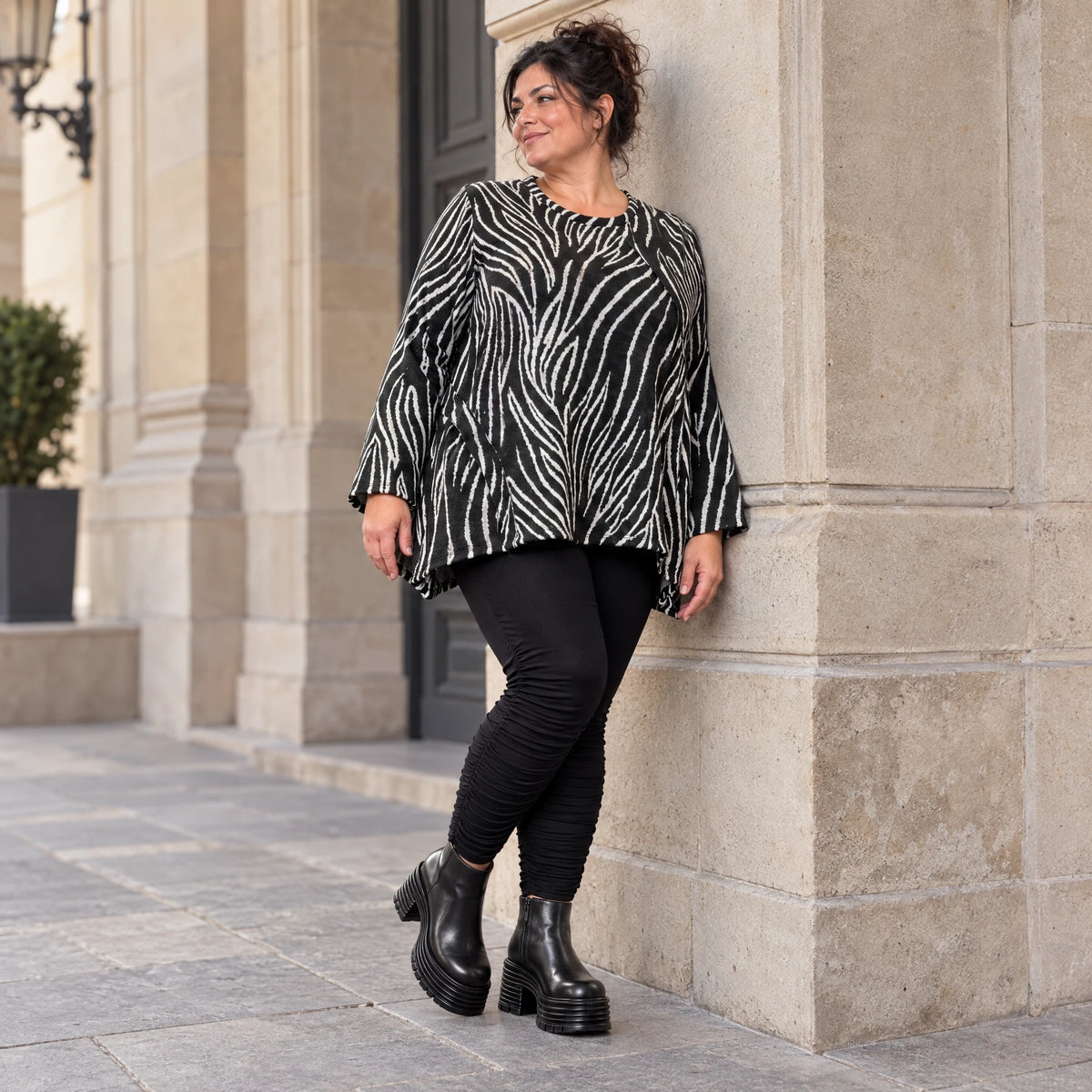 Langarmshirt in Schwarz/Weiß aus weichem Feinstrick mit Rundhalsausschnitt in A-Linie
