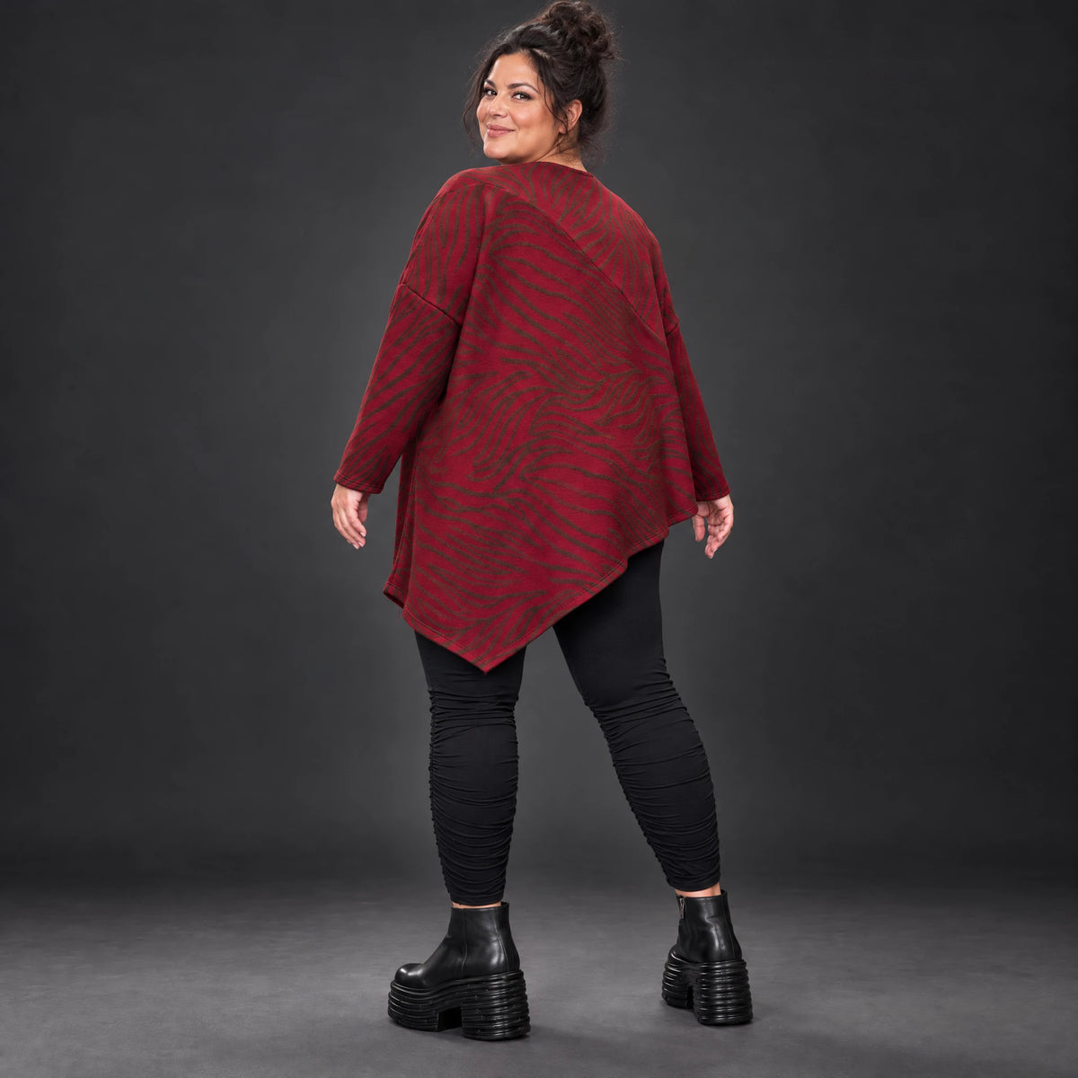 Langarmshirt aus flauschigem Feinstrick in Rot/Braun mit asymmetrischem Zipfelsaum