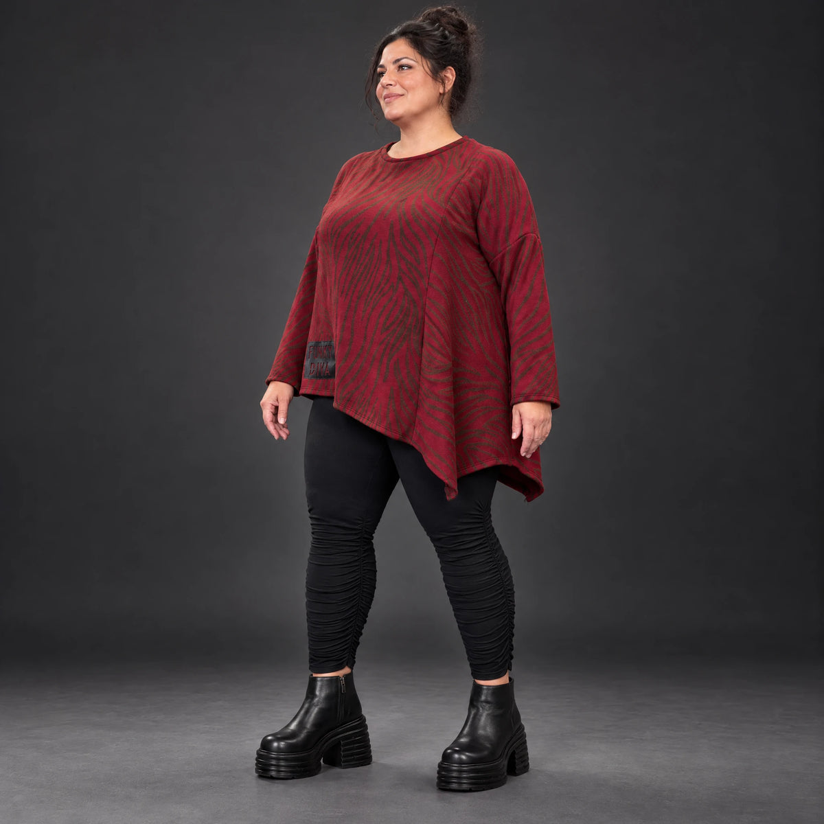 Langarmshirt aus flauschigem Feinstrick in Rot/Braun mit asymmetrischem Zipfelsaum