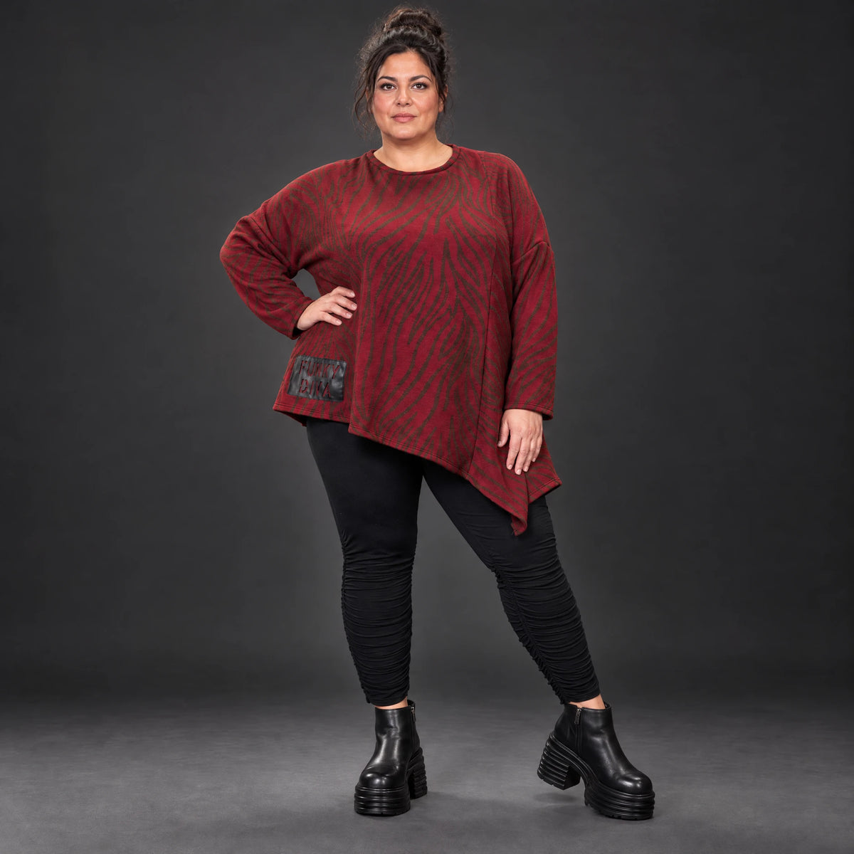 Langarmshirt aus flauschigem Feinstrick in Rot/Braun mit asymmetrischem Zipfelsaum