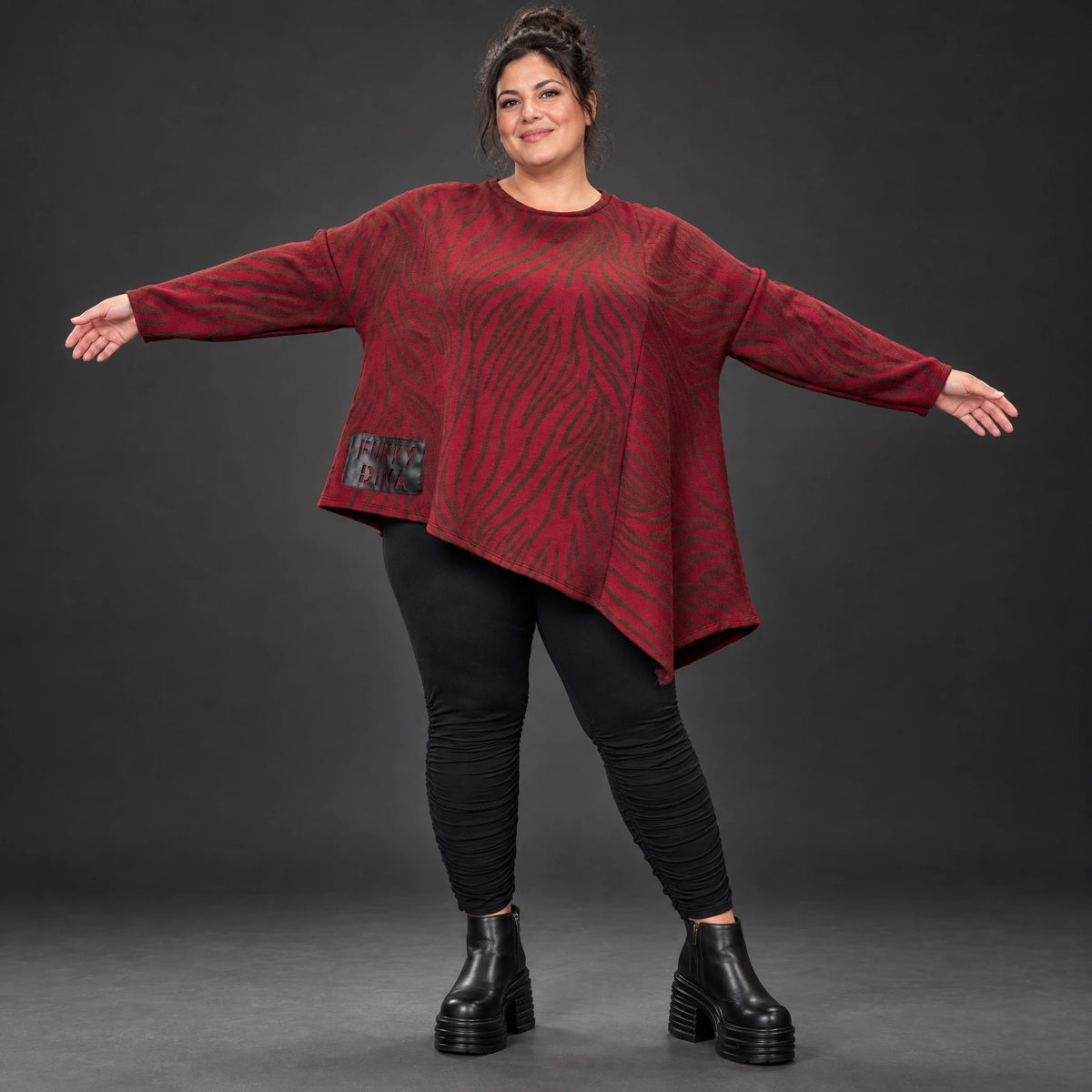 Langarmshirt aus flauschigem Feinstrick in Rot/Braun mit asymmetrischem Zipfelsaum