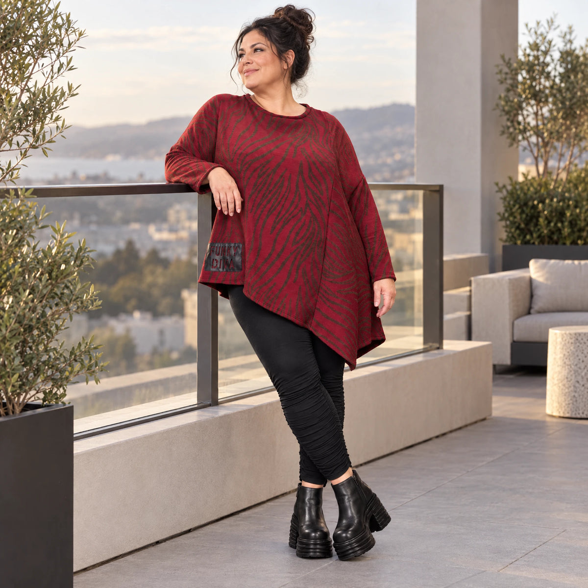 Langarmshirt aus flauschigem Feinstrick in Rot/Braun mit asymmetrischem Zipfelsaum