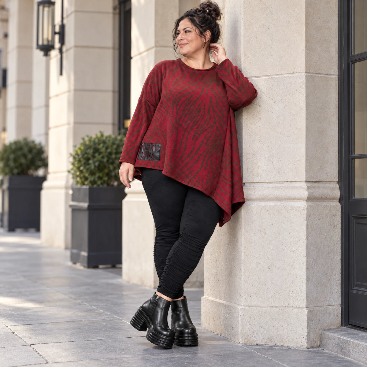 Langarmshirt aus flauschigem Feinstrick in Rot/Braun mit asymmetrischem Zipfelsaum