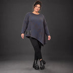 Flauschiges Strickshirt in Blau/Braun mit asymmetrischem Zipfelsaum und Rundhalsausschnitt