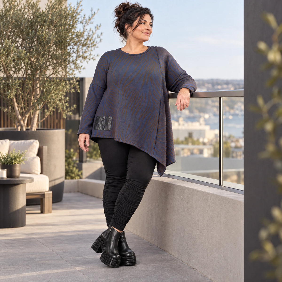 Flauschiges Strickshirt in Blau/Braun mit asymmetrischem Zipfelsaum und Rundhalsausschnitt