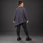 Flauschiges Strickshirt in Blau/Braun mit asymmetrischem Zipfelsaum und Rundhalsausschnitt