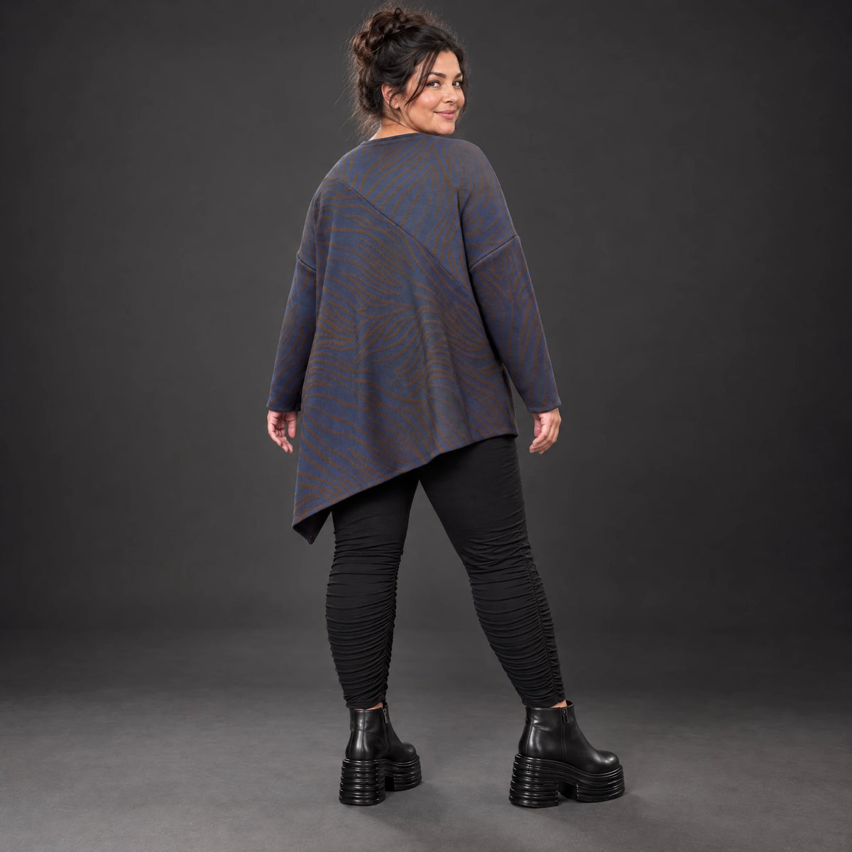 Flauschiges Strickshirt in Blau/Braun mit asymmetrischem Zipfelsaum und Rundhalsausschnitt