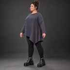 Flauschiges Strickshirt in Blau/Braun mit asymmetrischem Zipfelsaum und Rundhalsausschnitt