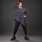 Flauschiges Strickshirt in Blau/Braun mit asymmetrischem Zipfelsaum und Rundhalsausschnitt