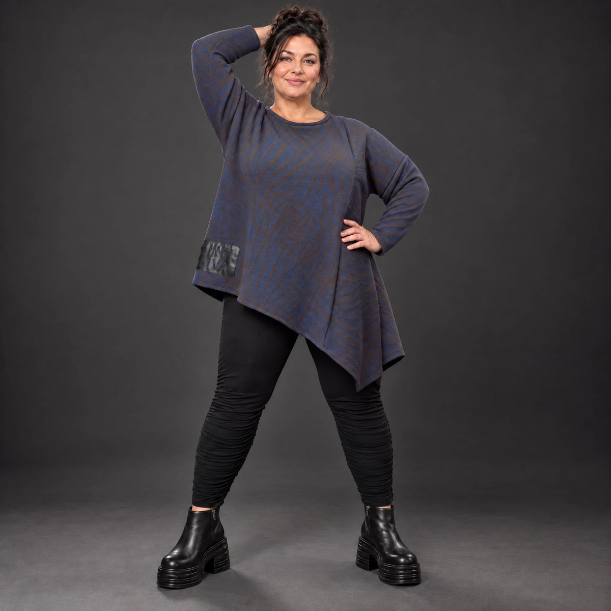 Flauschiges Strickshirt in Blau/Braun mit asymmetrischem Zipfelsaum und Rundhalsausschnitt