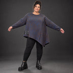 Flauschiges Strickshirt in Blau/Braun mit asymmetrischem Zipfelsaum und Rundhalsausschnitt