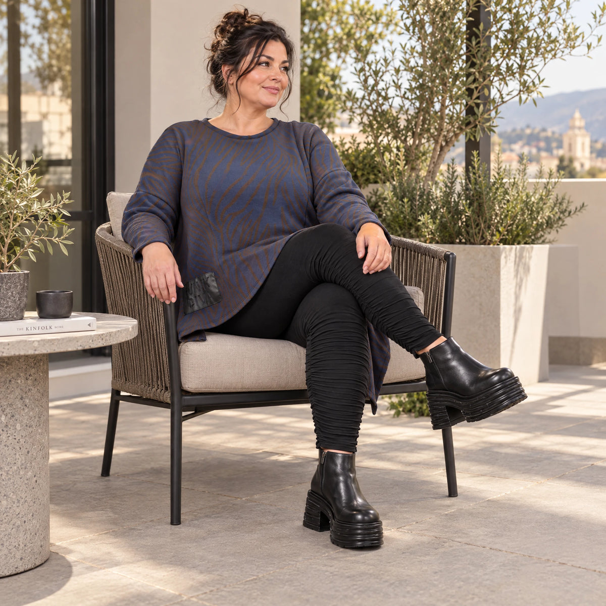 Flauschiges Strickshirt in Blau/Braun mit asymmetrischem Zipfelsaum und Rundhalsausschnitt