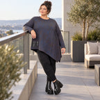 Flauschiges Strickshirt in Blau/Braun mit asymmetrischem Zipfelsaum und Rundhalsausschnitt