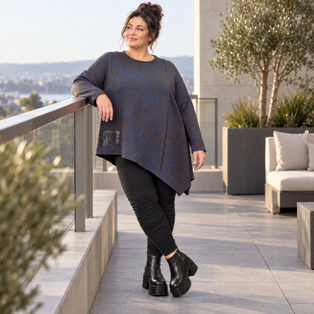 Flauschiges Strickshirt in Blau/Braun mit asymmetrischem Zipfelsaum und Rundhalsausschnitt