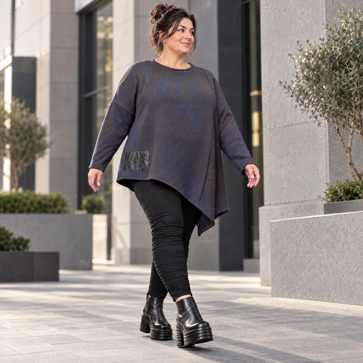 Flauschiges Strickshirt in Blau/Braun mit asymmetrischem Zipfelsaum und Rundhalsausschnitt