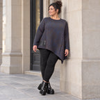 Flauschiges Strickshirt in Blau/Braun mit asymmetrischem Zipfelsaum und Rundhalsausschnitt