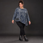Flauschiges Langarmshirt aus Feinstrick in Blau/Grau mit asymmetrischem Zipfelsaum