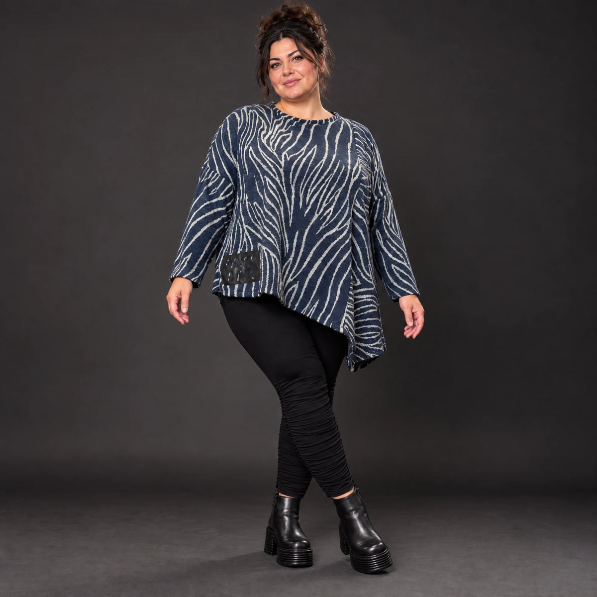 Flauschiges Langarmshirt aus Feinstrick in Blau/Grau mit asymmetrischem Zipfelsaum