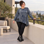 Flauschiges Langarmshirt aus Feinstrick in Blau/Grau mit asymmetrischem Zipfelsaum