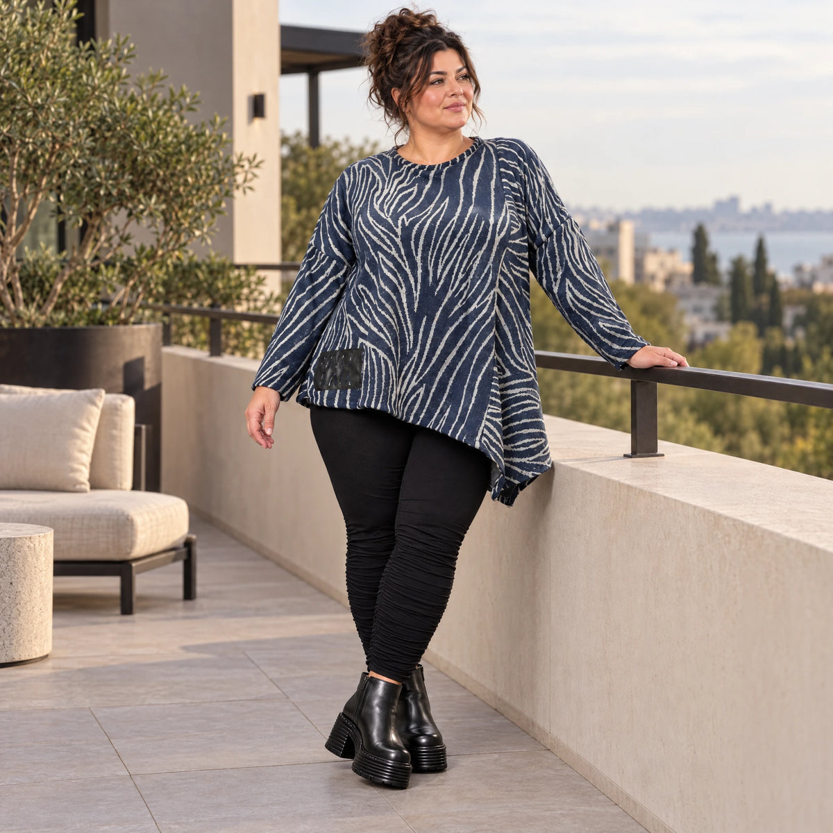 Flauschiges Langarmshirt aus Feinstrick in Blau/Grau mit asymmetrischem Zipfelsaum
