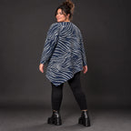 Flauschiges Langarmshirt aus Feinstrick in Blau/Grau mit asymmetrischem Zipfelsaum