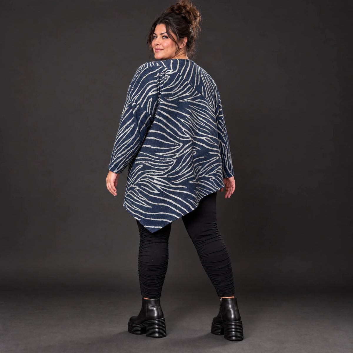 Flauschiges Langarmshirt aus Feinstrick in Blau/Grau mit asymmetrischem Zipfelsaum