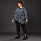 Flauschiges Langarmshirt aus Feinstrick in Blau/Grau mit asymmetrischem Zipfelsaum