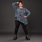 Flauschiges Langarmshirt aus Feinstrick in Blau/Grau mit asymmetrischem Zipfelsaum
