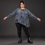 Flauschiges Langarmshirt aus Feinstrick in Blau/Grau mit asymmetrischem Zipfelsaum