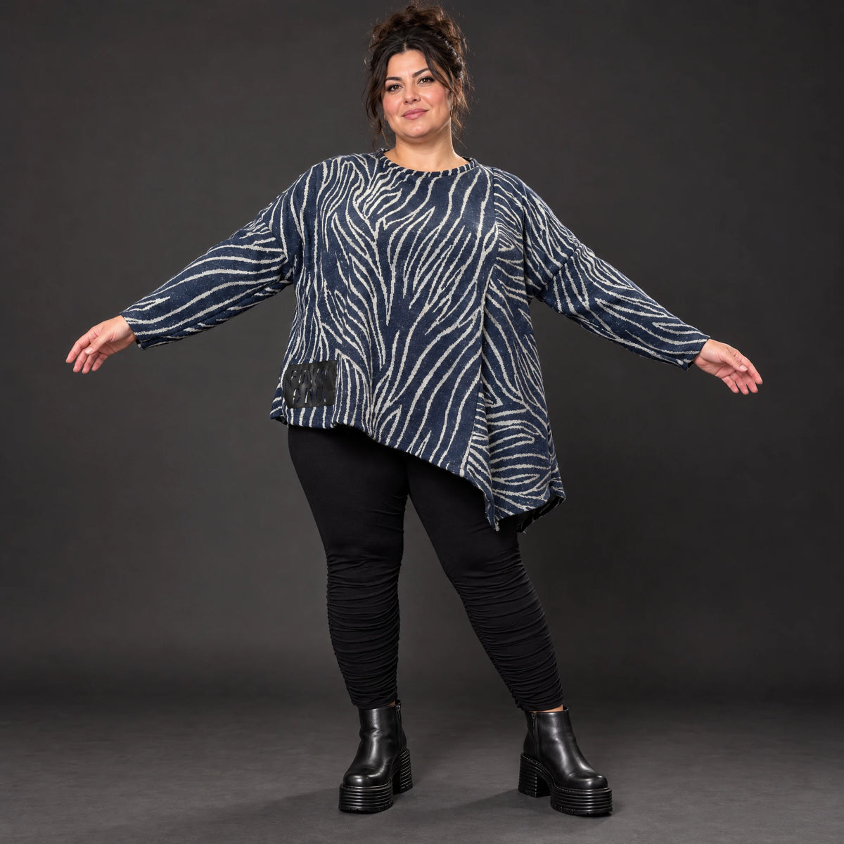 Flauschiges Langarmshirt aus Feinstrick in Blau/Grau mit asymmetrischem Zipfelsaum