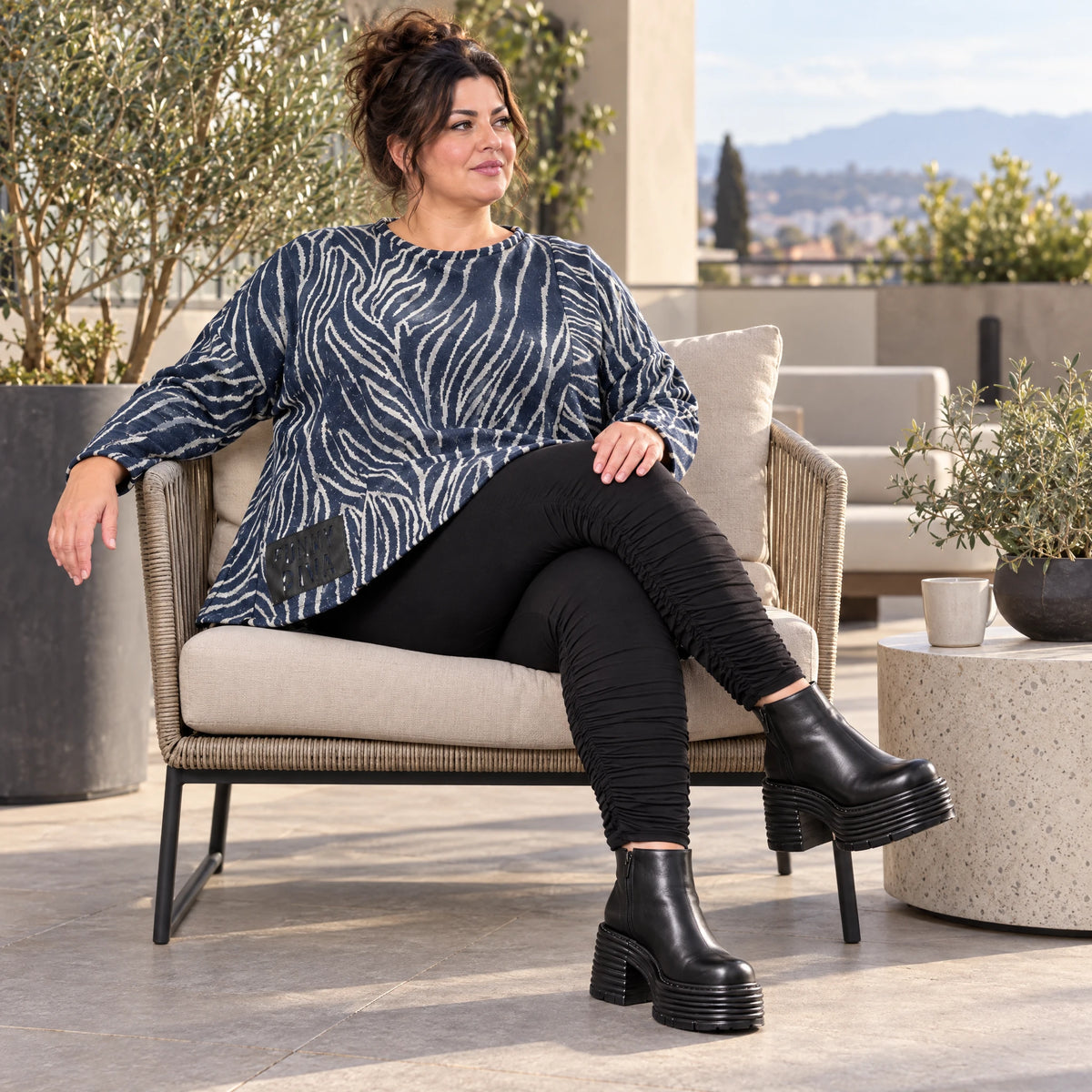 Flauschiges Langarmshirt aus Feinstrick in Blau/Grau mit asymmetrischem Zipfelsaum