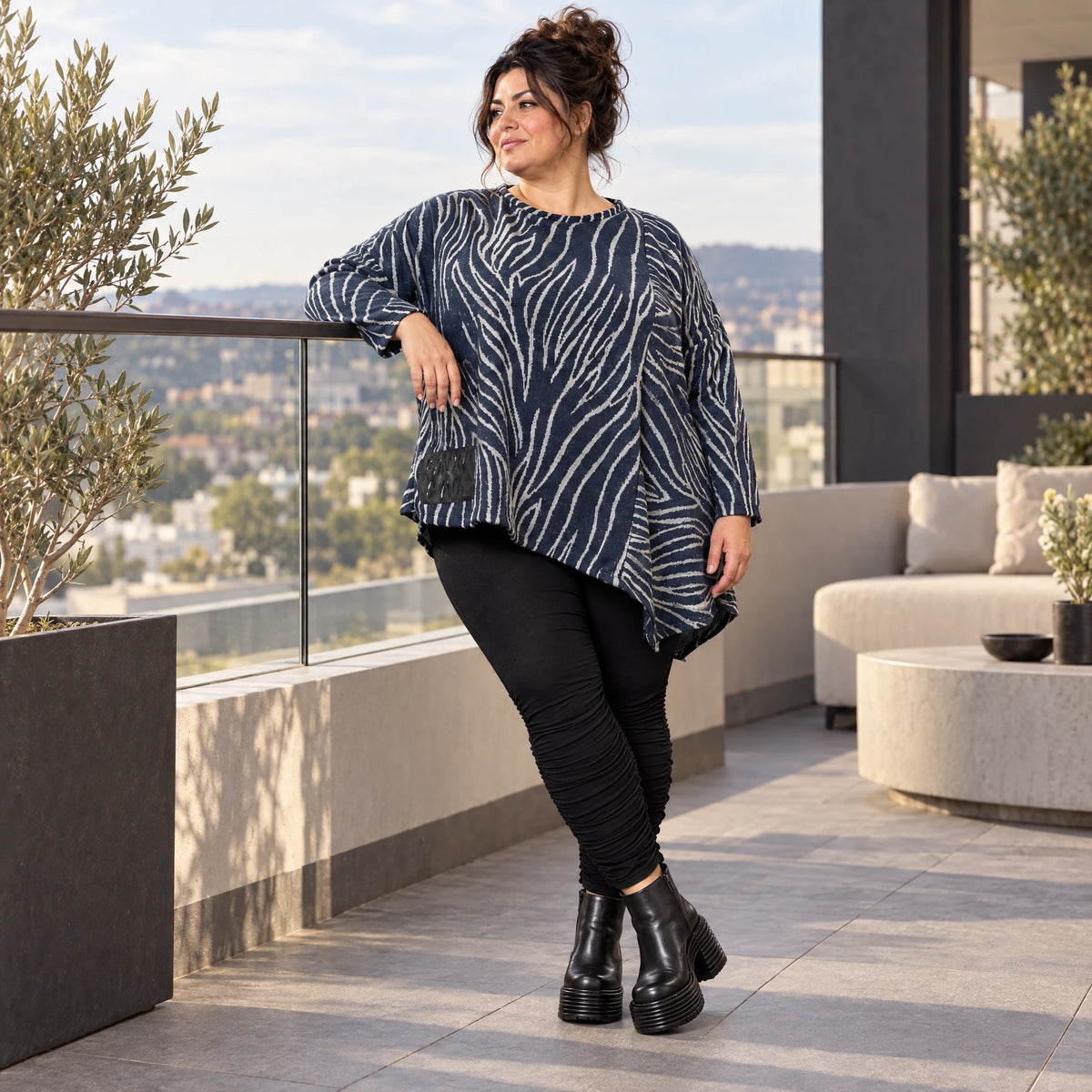 Flauschiges Langarmshirt aus Feinstrick in Blau/Grau mit asymmetrischem Zipfelsaum