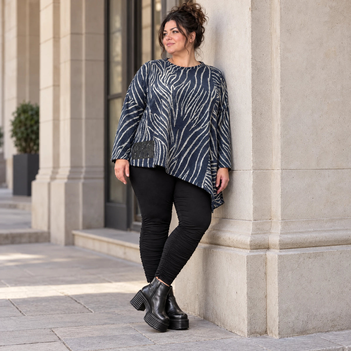 Flauschiges Langarmshirt aus Feinstrick in Blau/Grau mit asymmetrischem Zipfelsaum