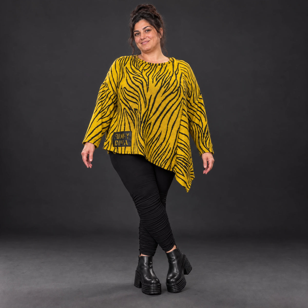Feinstrickshirt in Gelb/Schwarz mit asymmetrischem Zipfelsaum und flauschigem Garn