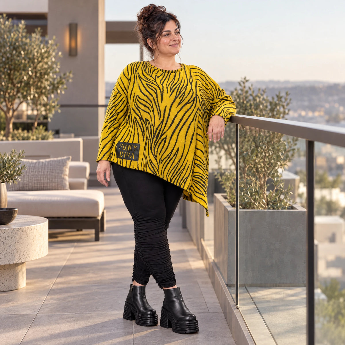 Feinstrickshirt in Gelb/Schwarz mit asymmetrischem Zipfelsaum und flauschigem Garn