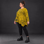Feinstrickshirt in Gelb/Schwarz mit asymmetrischem Zipfelsaum und flauschigem Garn