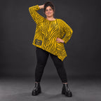 Feinstrickshirt in Gelb/Schwarz mit asymmetrischem Zipfelsaum und flauschigem Garn