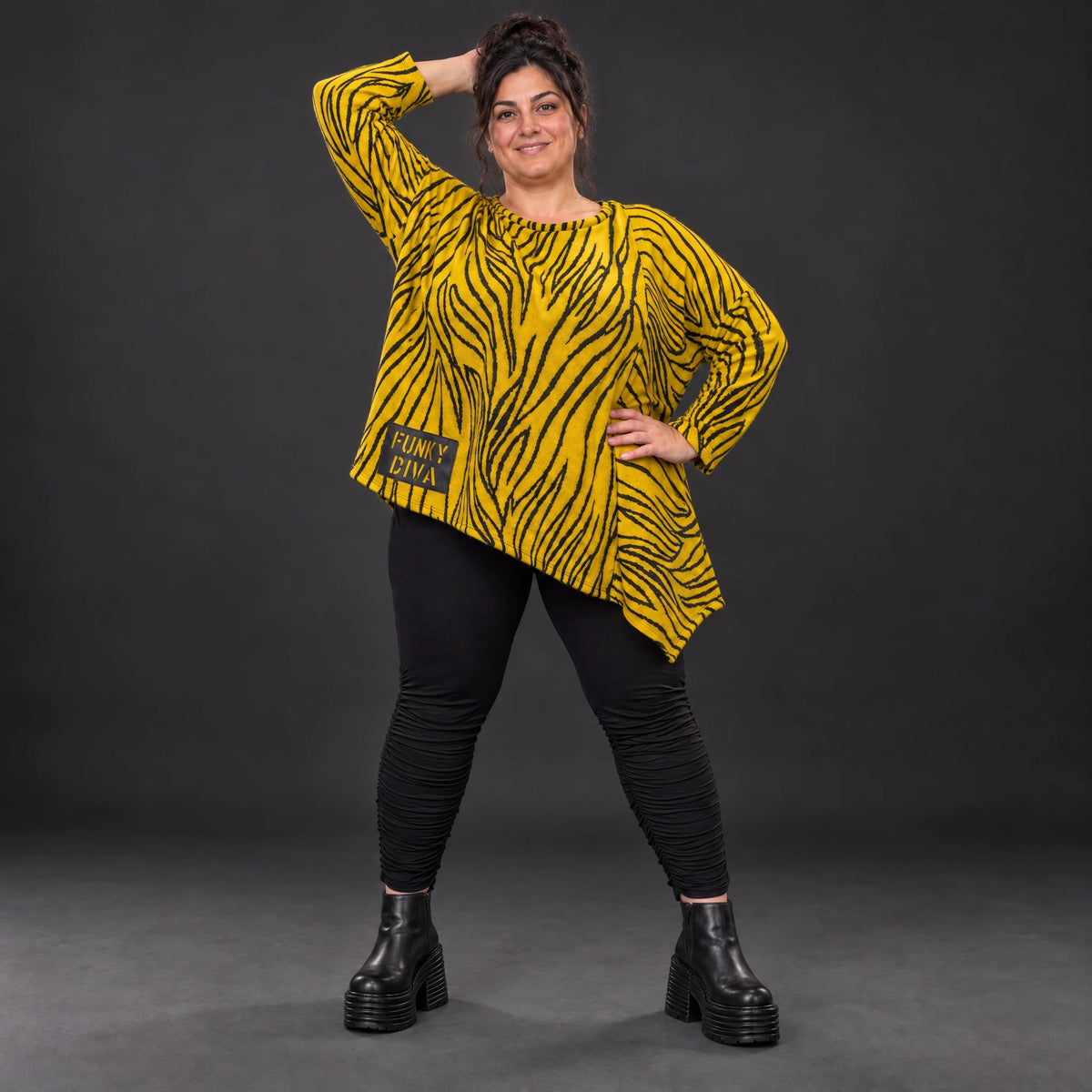 Feinstrickshirt in Gelb/Schwarz mit asymmetrischem Zipfelsaum und flauschigem Garn