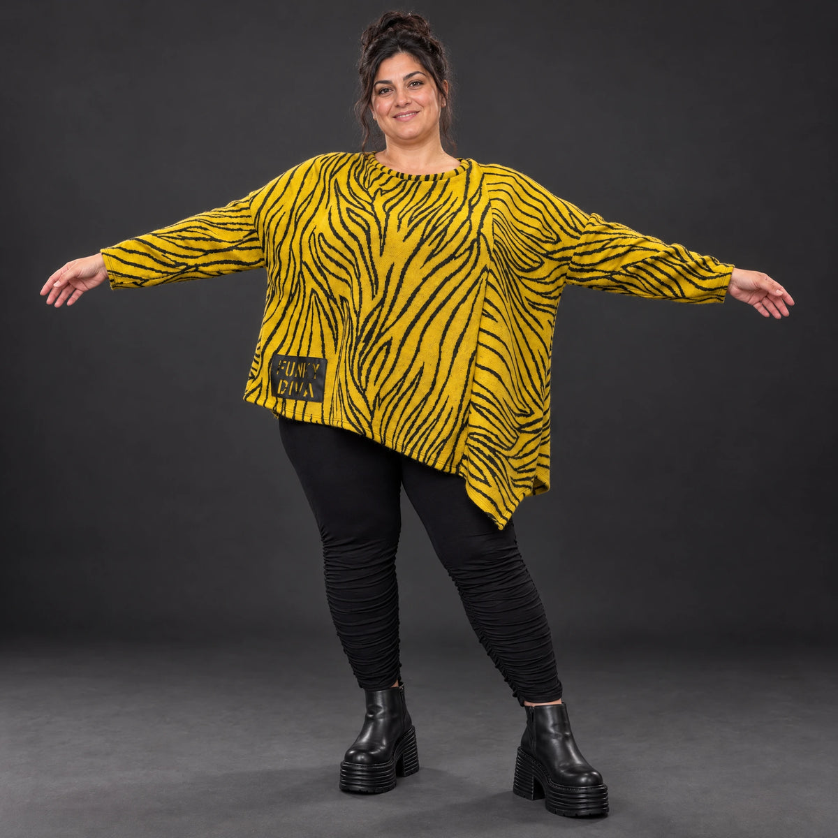 Feinstrickshirt in Gelb/Schwarz mit asymmetrischem Zipfelsaum und flauschigem Garn
